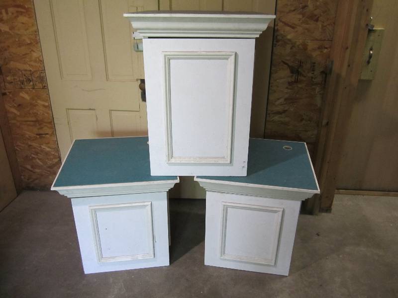 lot 174 image: Lot of 3 display stands with openin...