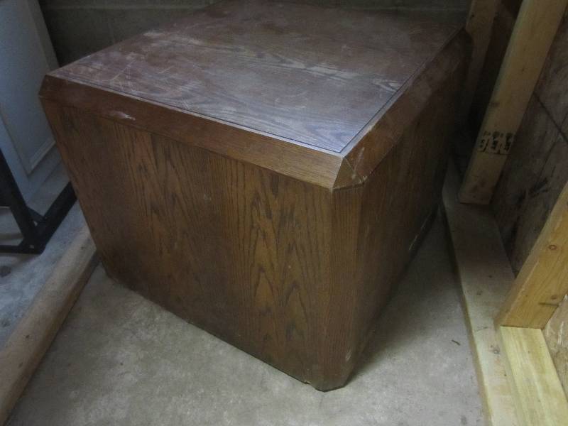 lot 179 image: Heavy duty end tabledisplay stand....
