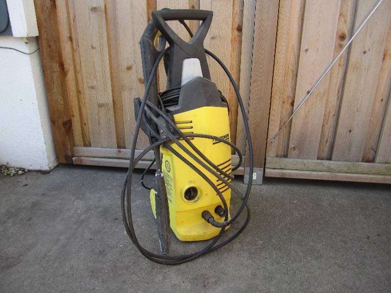 lot 192 image: Pressure washer powers on when plug...