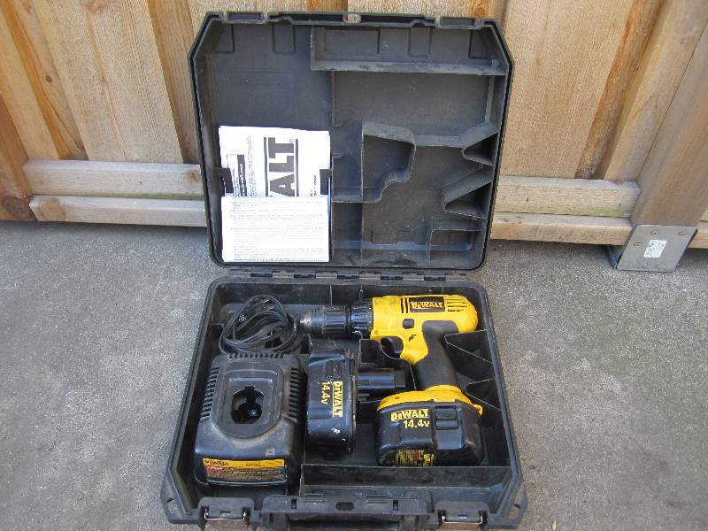 lot 194 image: 14.4V dewalt cordless drill set in ...
