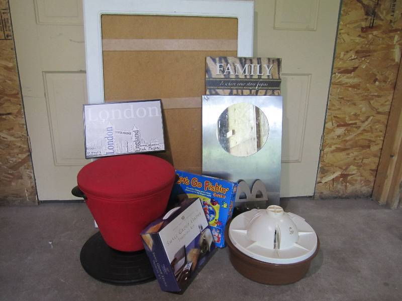 lot 202 image: Lot of misc items. wall decor vinta...