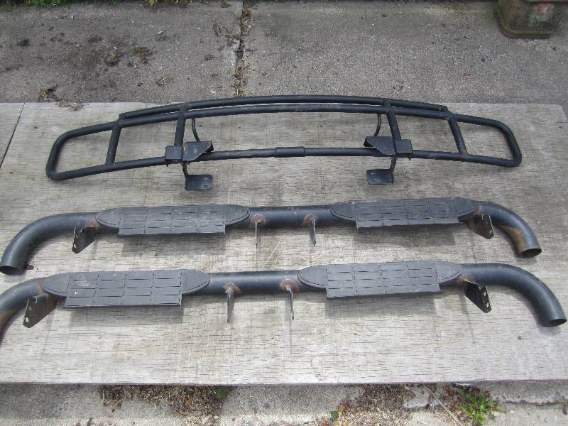 lot 209 image: Pair of nerf bars and brush guard. ...