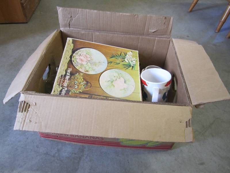 lot 221 image: Box of misc vintage collectibles et...
