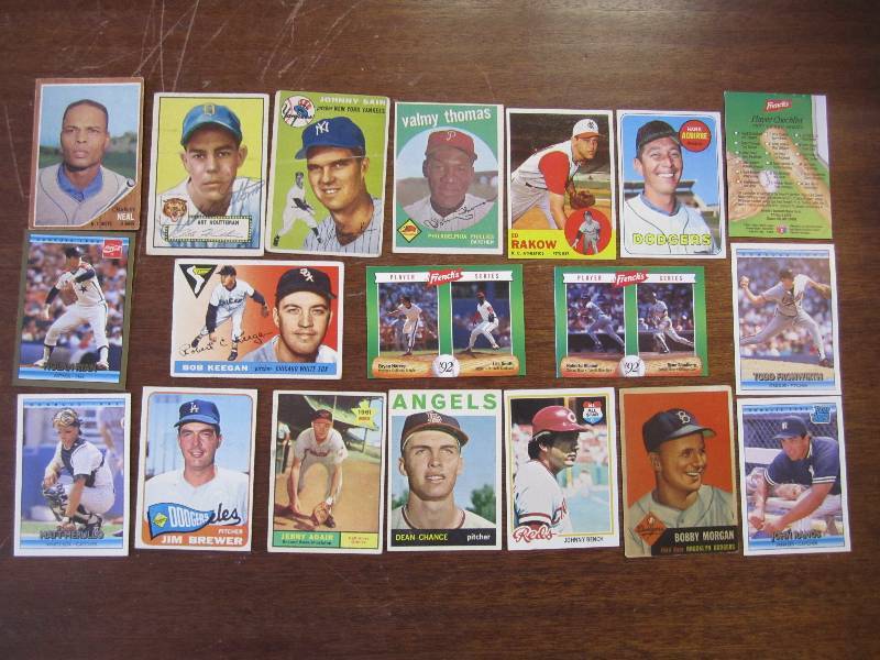 lot 222 image: Lot of vintage baseball cards. 19 c...