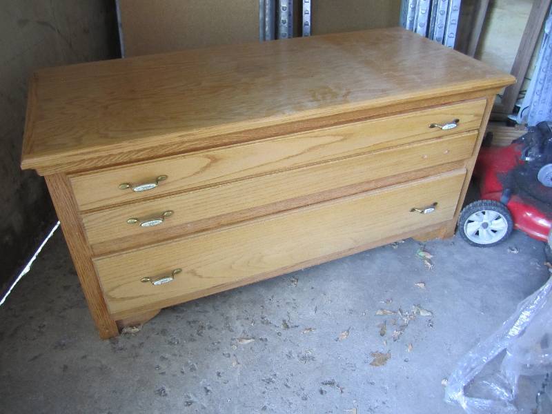 lot 254 image: Cedar lined wood chest. 50.25x22.25...