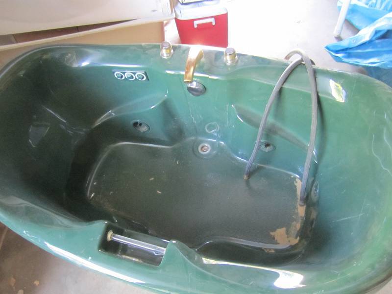lot 258 image: Jacuzzi tub. Approx 42.5x71 overal...