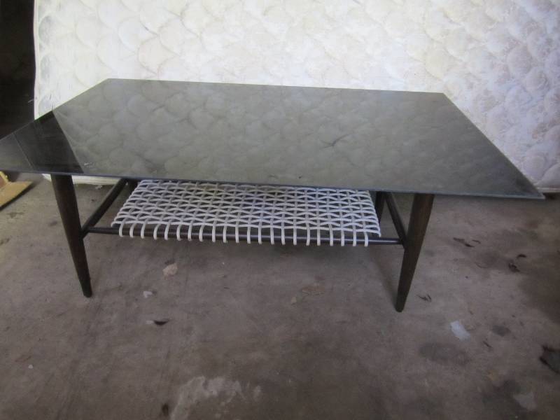 lot 259 image: Glass top coffee table. 44.75x30.5x...
