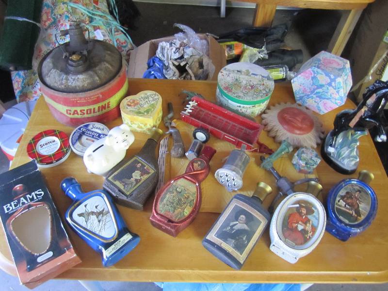lot 264 image: Large lot of vintage collectables. ...