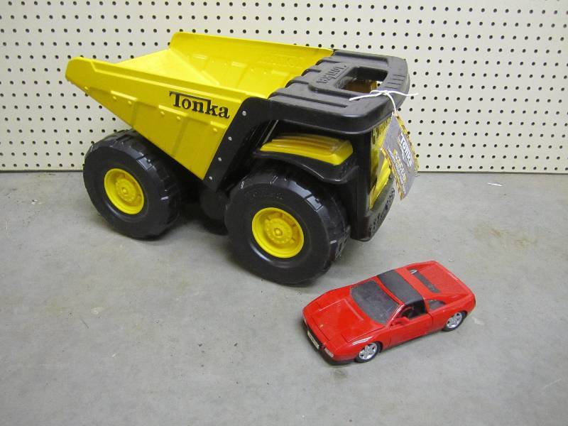 lot 271 image: Large Tonka dump truck and 118 sca...