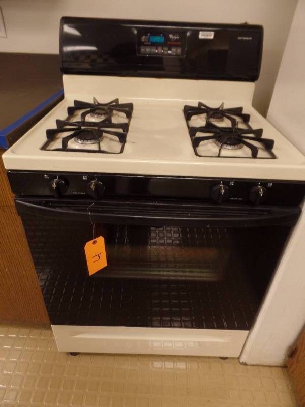 lot 4 image: GAS STOVE
