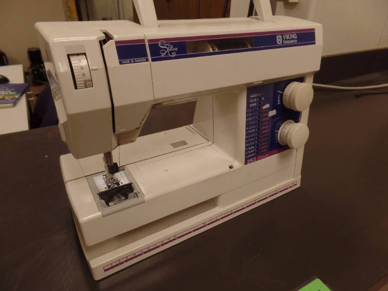 lot 12 image: TABLE TOP SEWING MACHINE