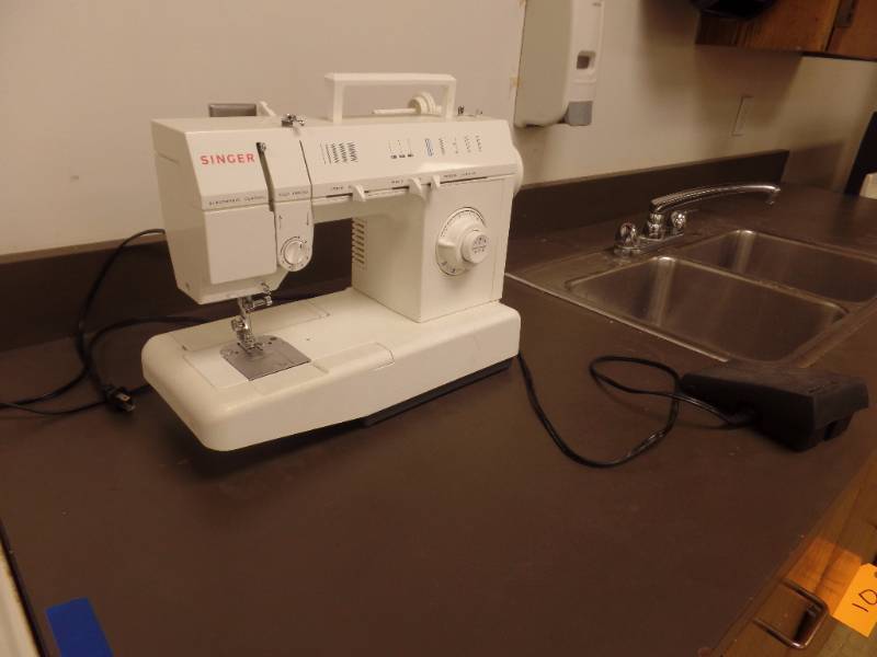 lot 13 image: TABLE TOP SEWING MACHINE
