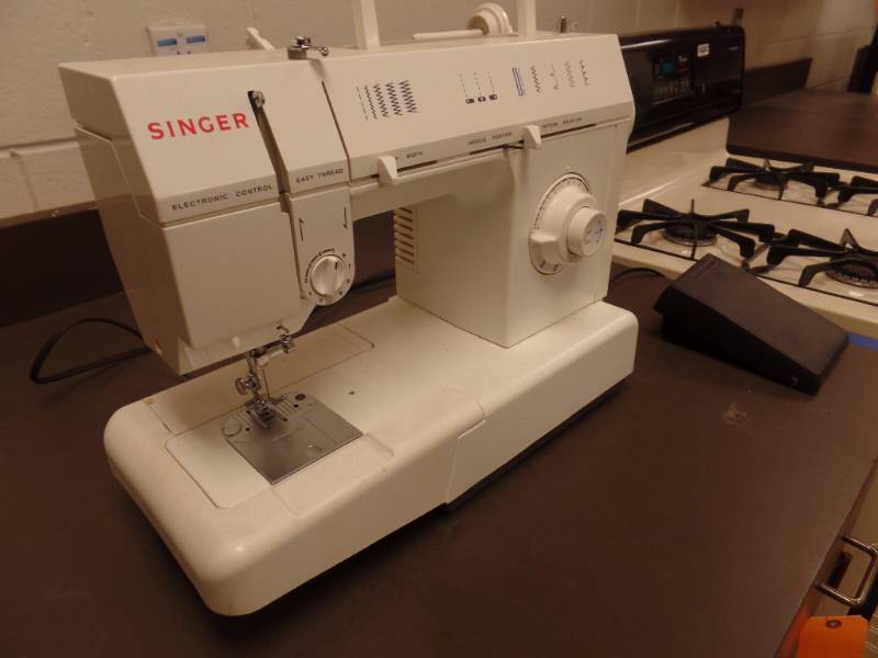 lot 14 image: TABLE TOP SEWING MACHINE