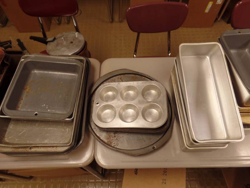 lot 18 image: BAKING PANS