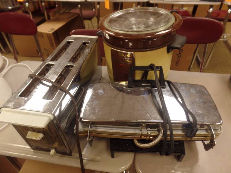 lot 22 image: SMALL APPLIANCES