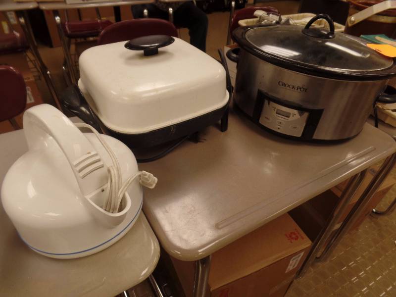 lot 23 image: SMALL APPLIANCES