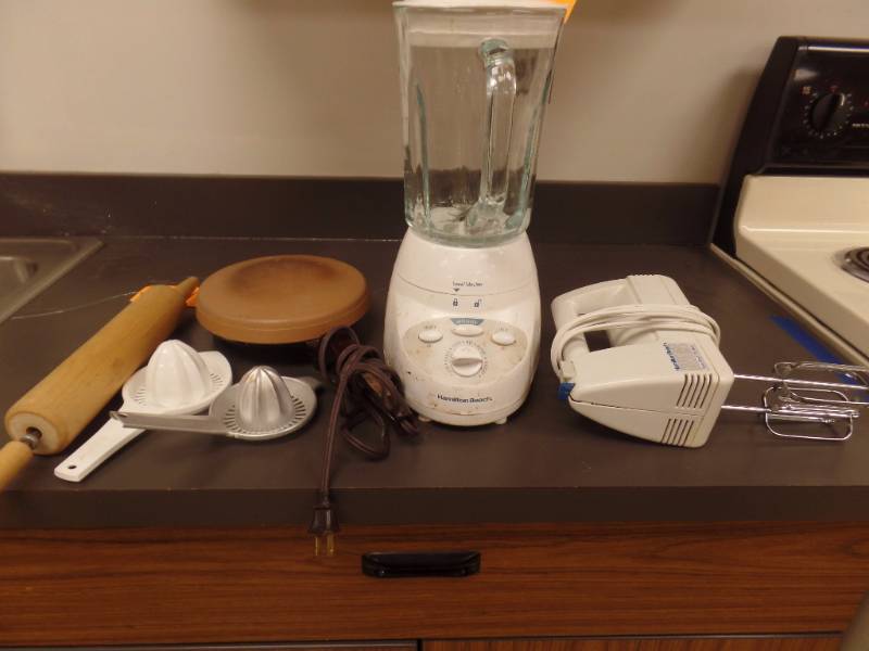 lot 25 image: SMALL APPLIANCES AND UTENSILS