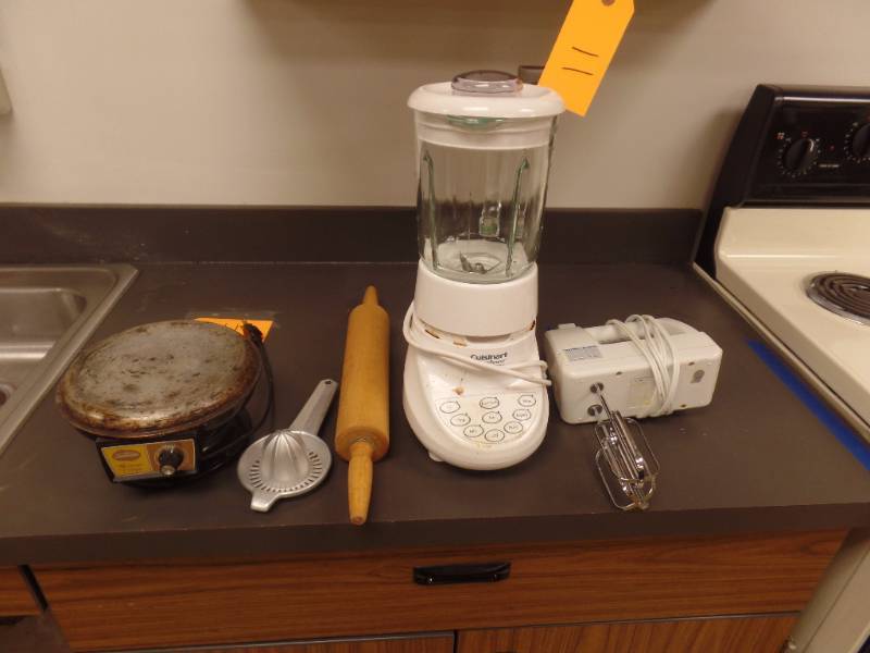 lot 27 image: SMALL APPLIANCES AND BLENDER