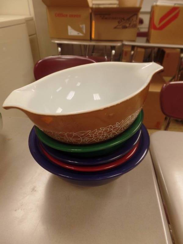 lot 31 image: PYREX BAKING BOWLS