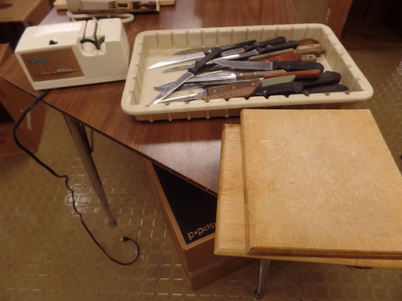 lot 33 image: KNIVES AND ACCESSORIES