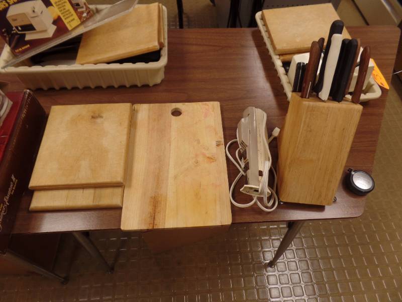 lot 34 image: KNIVES AND ACCESSORIES