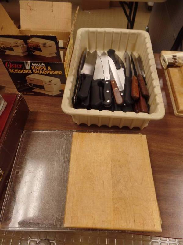 lot 35 image: KNIVES AND ACCESSORIES