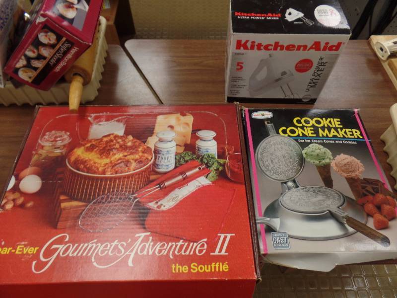 lot 36 image: SMALL APPLIANCES AND KITCHEN WARE