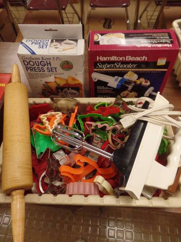 lot 37 image: SMALL APPLIANCE AND KITCHENWARE