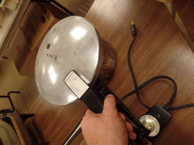 lot 43 image: ELECTRIC FRYING PAN AND KITCHEN WARE