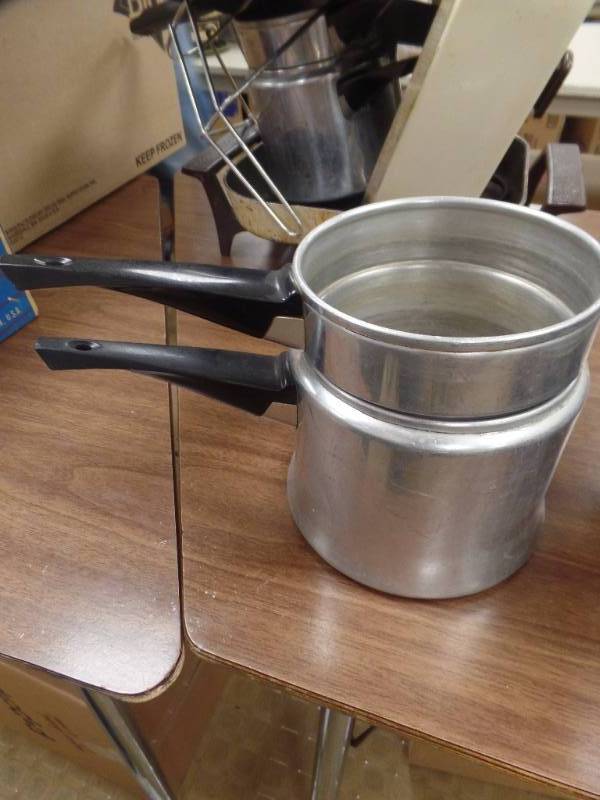 lot 44 image: ELECTRIC FRYING PAN AND WAGNER DUTCH OVEN