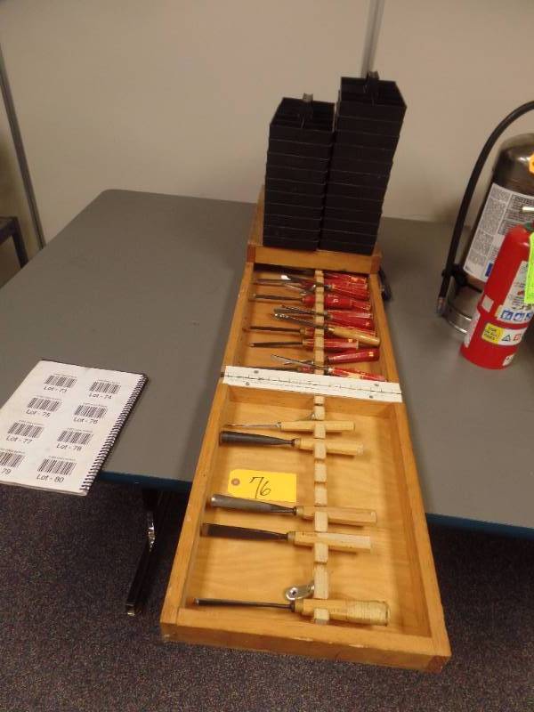 lot 76 image: WOOD CHISELS AND TOTES