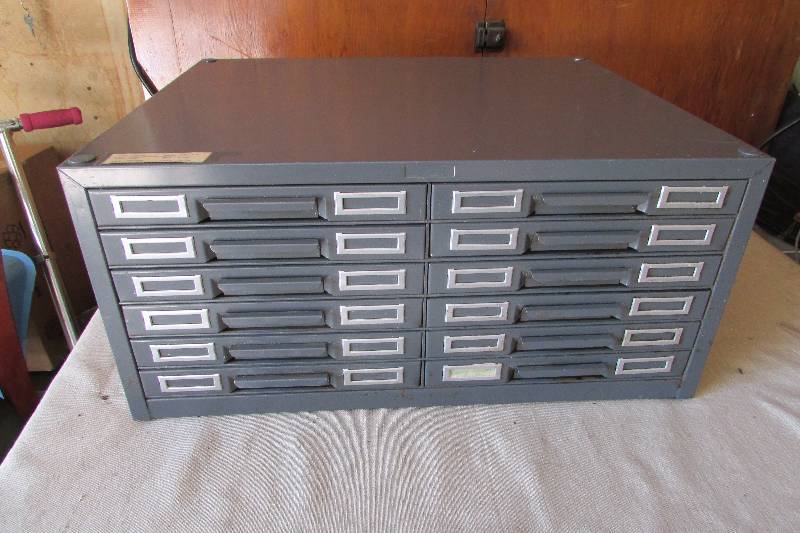 lot 3 image: Vintage Metal Cabinet