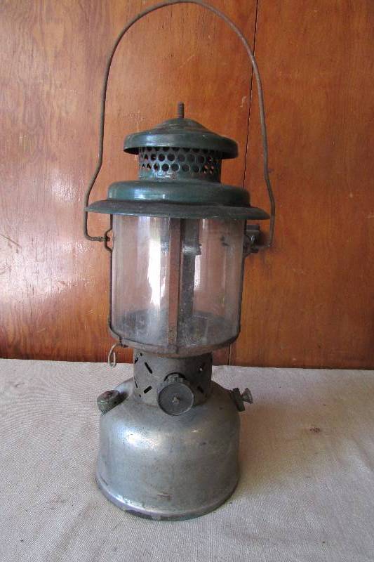 lot 4 image: Vintage Coleman Lantern