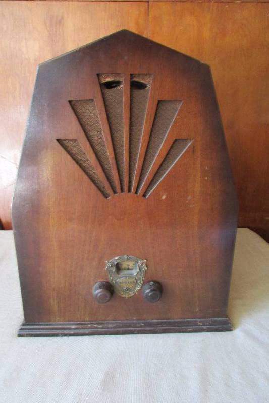lot 5 image: Vintage Lofton-White Meteor Cathedral Radio