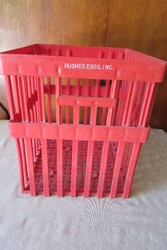 lot 9 image: Vintage Tall Egg Crate