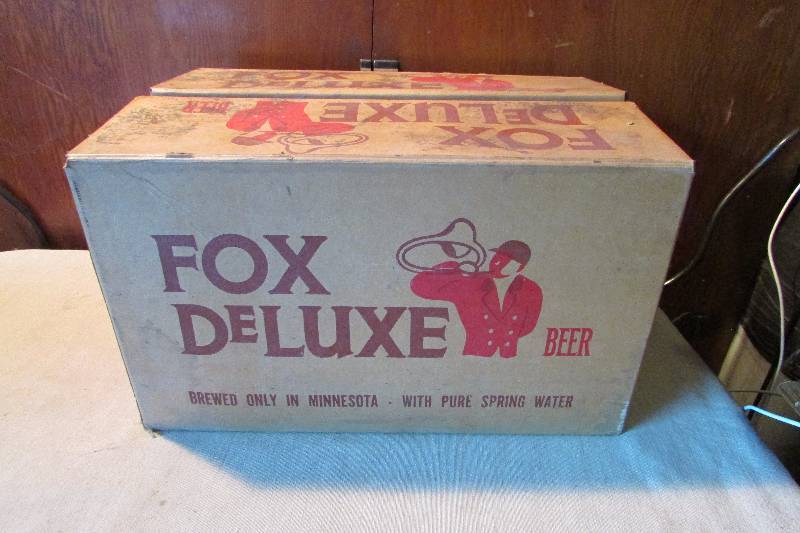 lot 19 image: Vintage Fox Deluxe Returnable Case WBottles