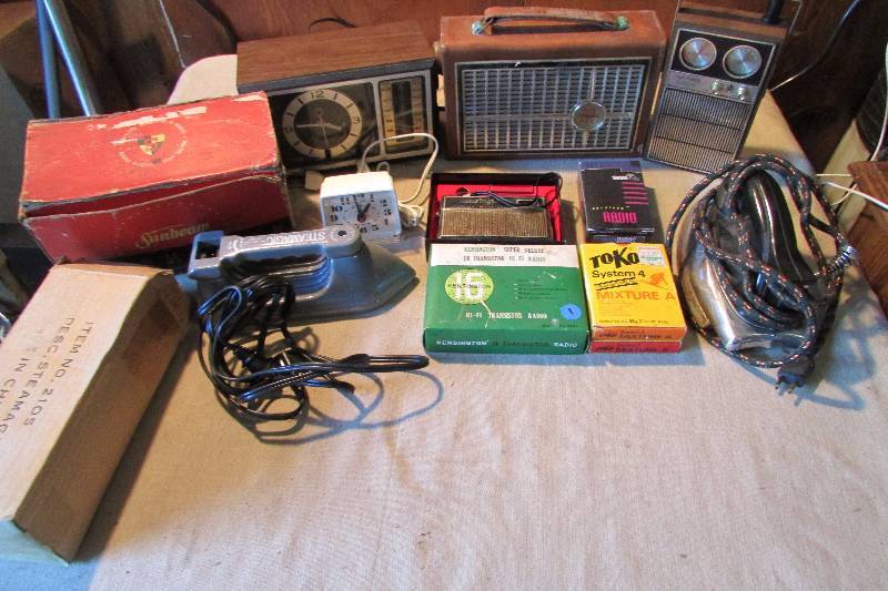 lot 20 image: Vintage Radios