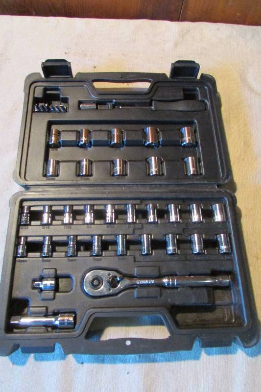 lot 22 image: Tool Set