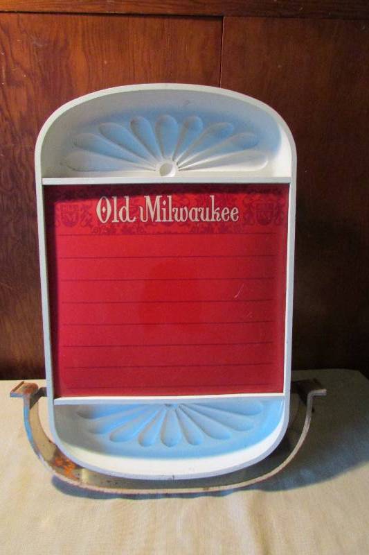 lot 26 image: Vintage Old Milwaukee Bar Light