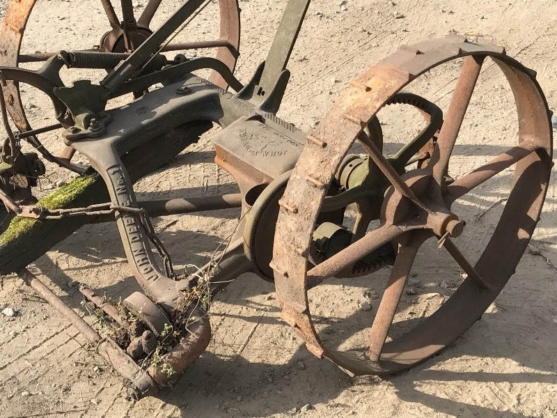 lot 5 image: Antique John Deere No. 1 Horse Draw...