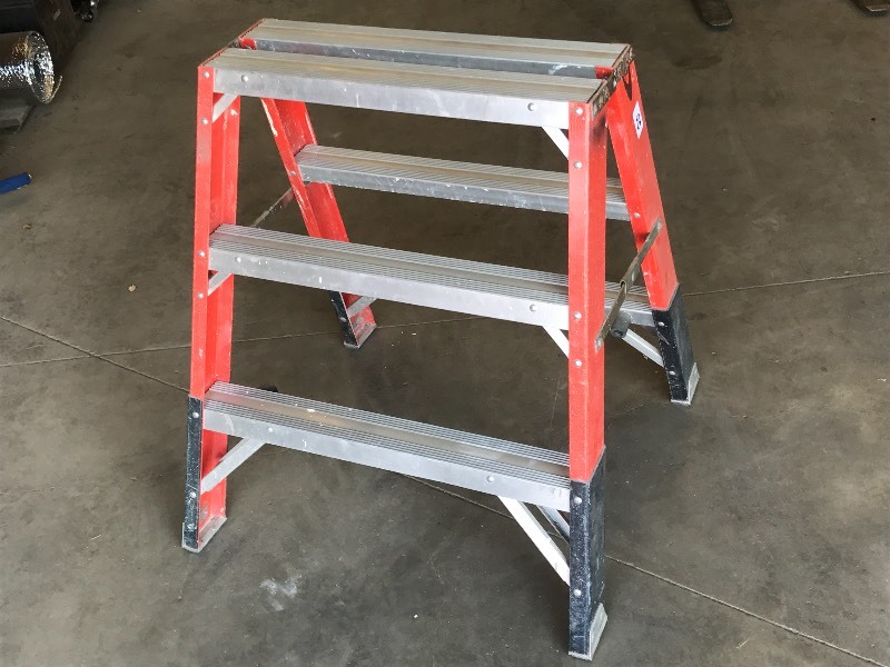 lot 20 image: Cut-Down Fiberglass 3-Step Ladder ...