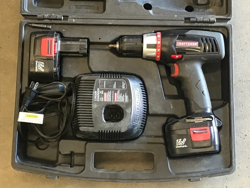 lot 29 image: Craftsman 12Volt 12 Cordless Dril...