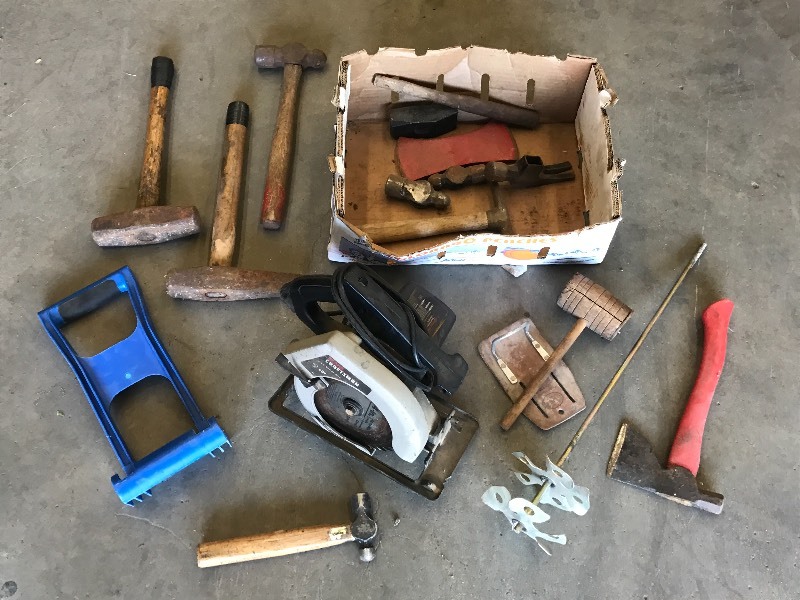 lot 30 image: Box Of Assorted Hand Tools & Circul...