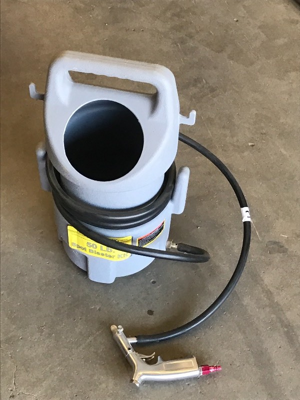 lot 32 image: Unused Central 50# Spot Blaster Kit...
