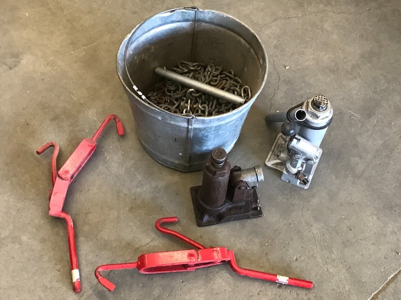 lot 35 image: Bucket With 14 Chain, (2) 14 Bi...