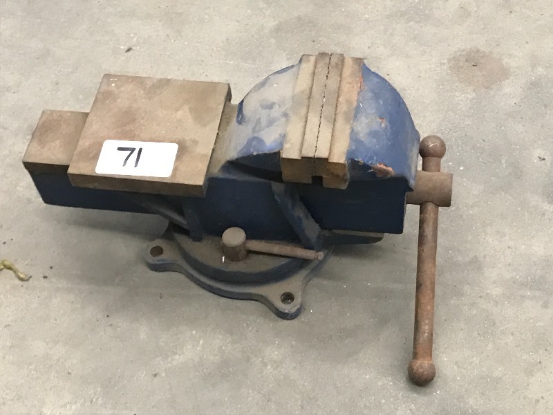 lot 71 image: Benchtop Vise With 4 Jaw ...