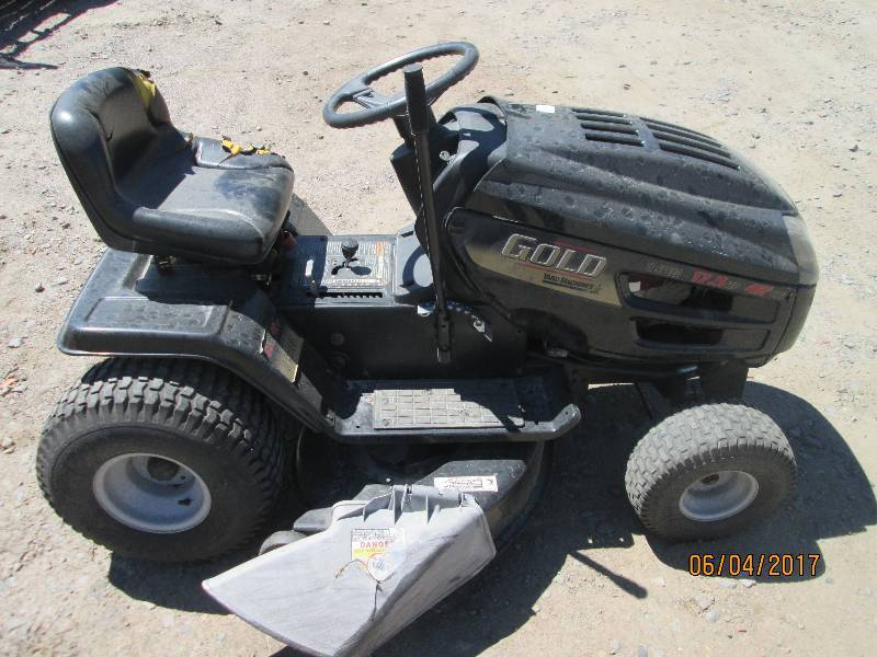 lot 12 image: Yard Machines Lawn Tractor