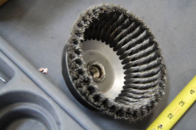 lot 30 image: 6 Wire Cup Brush