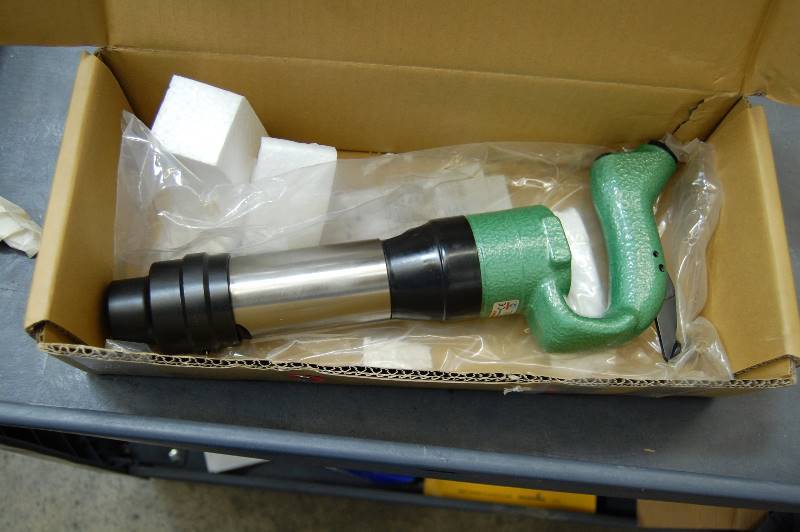 lot 44 image: 3 Round Shank Air Chipping Hammer