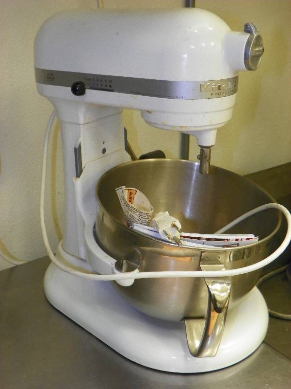 lot 15 image: KITCHEN AID STAND MIXER WITH BOWL